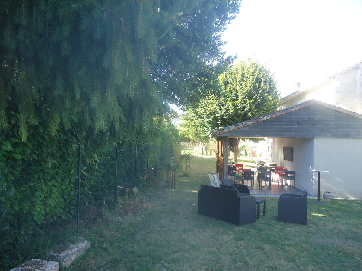 Logis Hotel Du Champ De Foire Saint-Aulaye-Puymangou Bagian luar foto